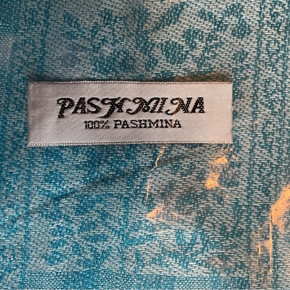 NEW in Package Large Pashmina Scarf Beautiful blue Fringed - Picture 4 of 6